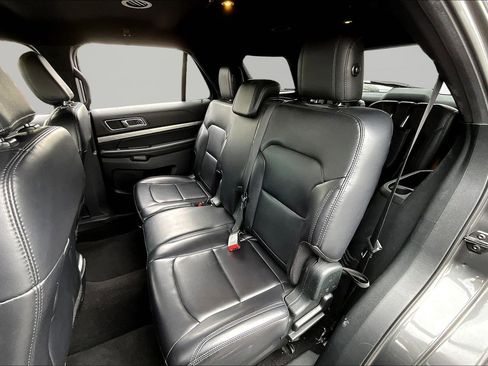 Used 2019 Ford Explorer XLT w/ Equipment Group 202A FWD image 21