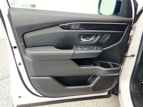 Used 2025 Honda Pilot Black Edition image 11