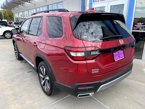 Certified 2023 Honda Pilot Touring image 2