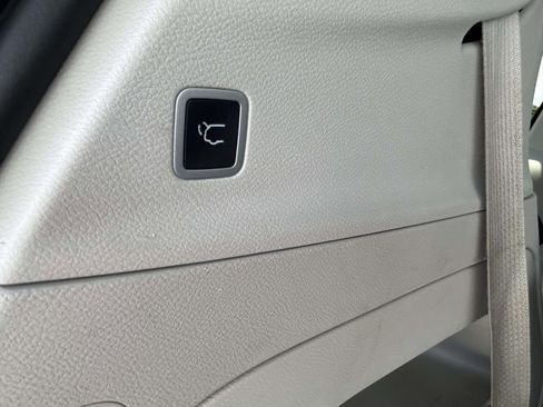 Used 2023 Chrysler Pacifica Touring-L FWD image 17