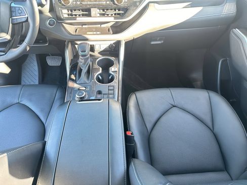 Certified 2025 Toyota Highlander Platinum AWD/4WD image 11