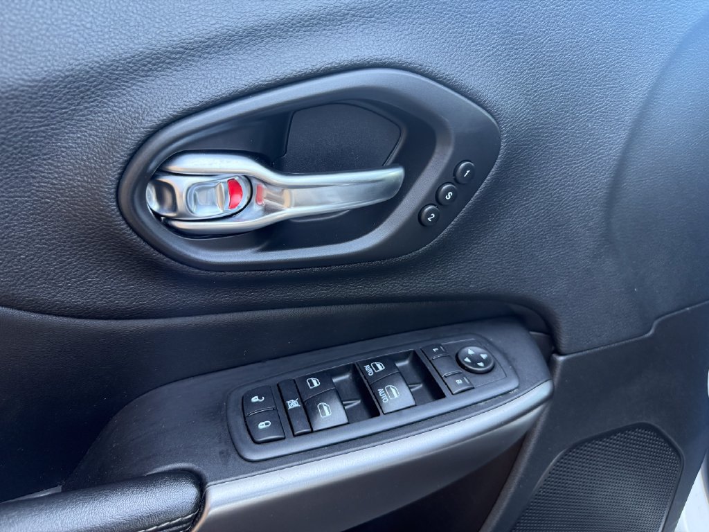 Used 2019 Jeep Cherokee Limited w/ Luxury Group AWD/4WD image 17