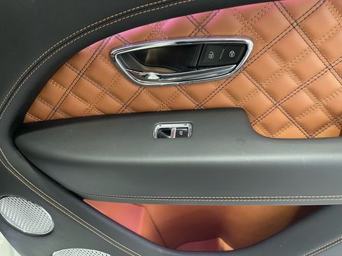Used 2022 Bentley Bentayga AWD/4WD image 46