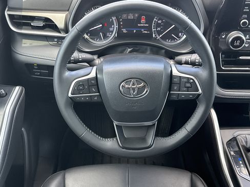 Used 2022 Toyota Highlander XLE FWD image 25