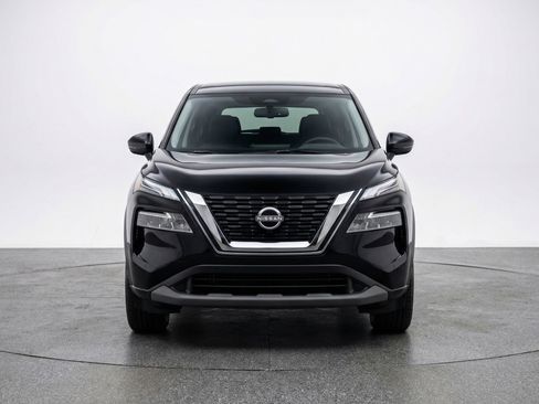 Used 2025 Nissan Rogue SV image 2