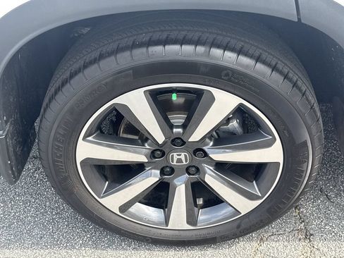 Used 2025 Honda Pilot Touring image 17