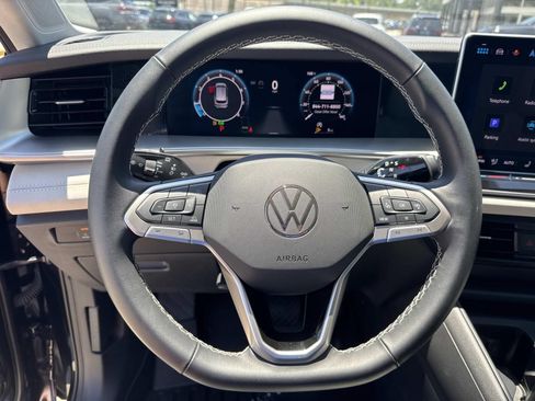 Used 2025 Volkswagen Tiguan SE FWD image 21