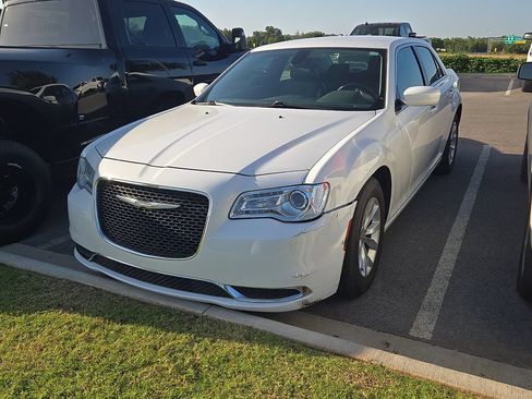 Used 2015 Chrysler 300 Limited RWD image 1