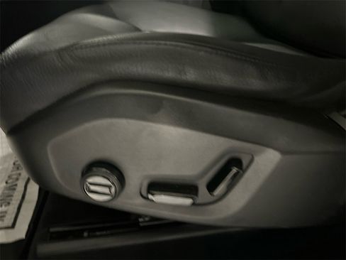 Certified 2021 Volvo XC60 T5 Momentum w/ Premium Package image 11