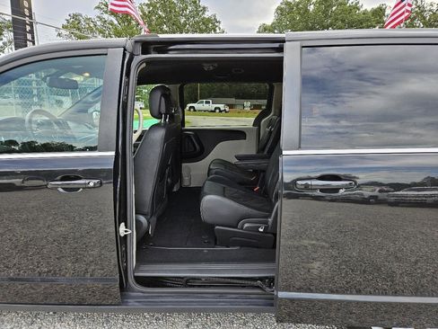 Used 2019 Dodge Grand Caravan SXT FWD image 16