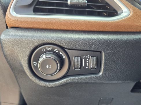 Used 2017 Chrysler Pacifica Limited FWD image 45