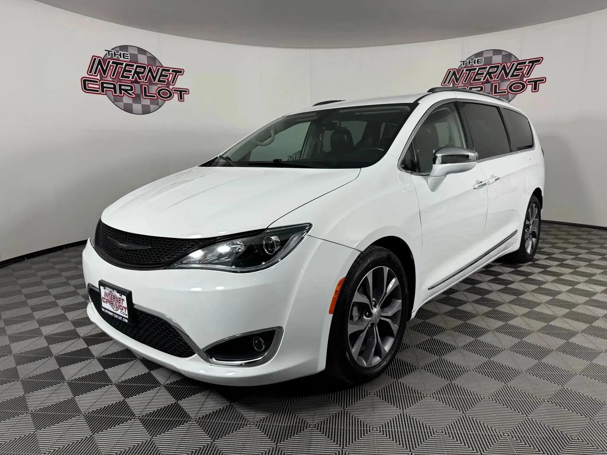 Used 2019 Chrysler Pacifica Limited FWD image 3