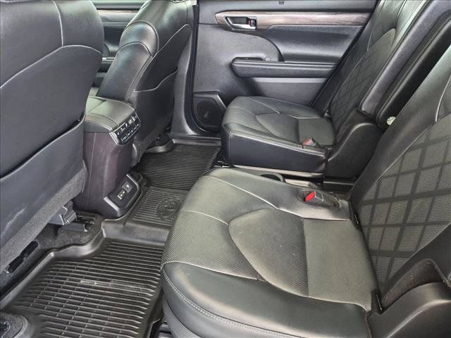 Used 2024 Toyota Highlander Platinum AWD/4WD image 21