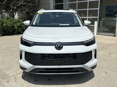 Used 2025 Volkswagen Tiguan SE AWD/4WD image 5