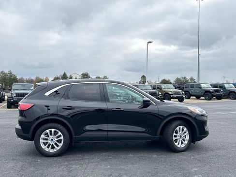 Used 2021 Ford Escape SE image 2