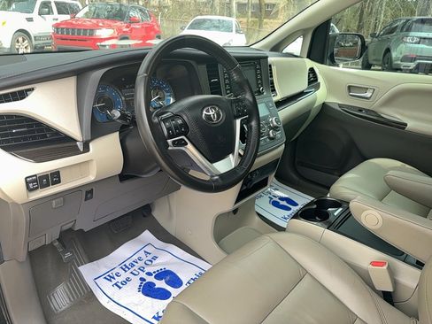 Used 2020 Toyota Sienna XLE w/ XLE Navigation Package image 23