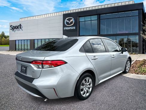 Used 2022 Toyota Corolla LE FWD image 3