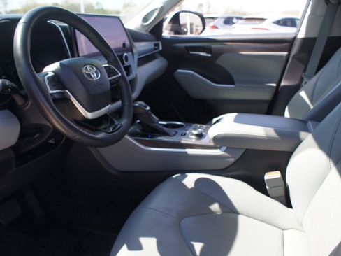 Used 2023 Toyota Highlander Platinum image 14