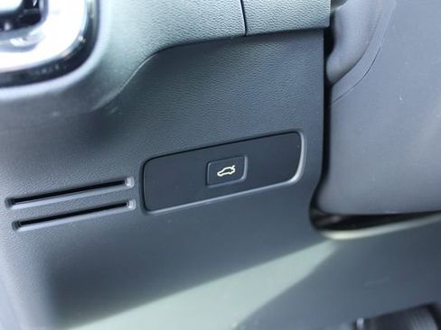 Used 2025 Volvo XC40 B5 Core image 16