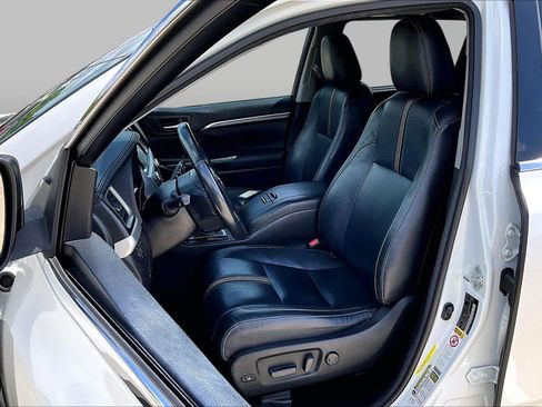 Used 2018 Toyota Highlander SE FWD image 12
