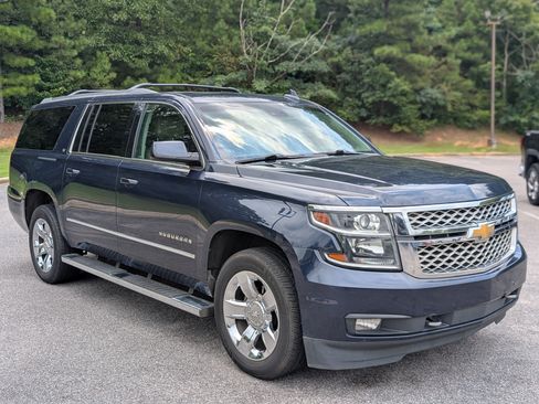Used 2018 Chevrolet Suburban LT w/ LT Signature Package RWD image 11