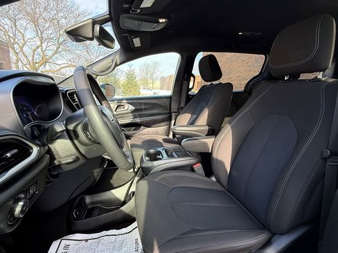 Used 2023 Chrysler Pacifica Touring image 10