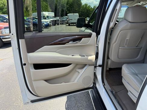 Used 2017 Cadillac Escalade ESV Premium Luxury AWD/4WD image 29