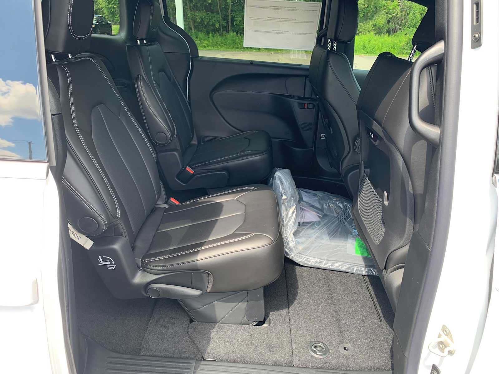 New 2027 Chrysler Pacifica Select FWD image 18