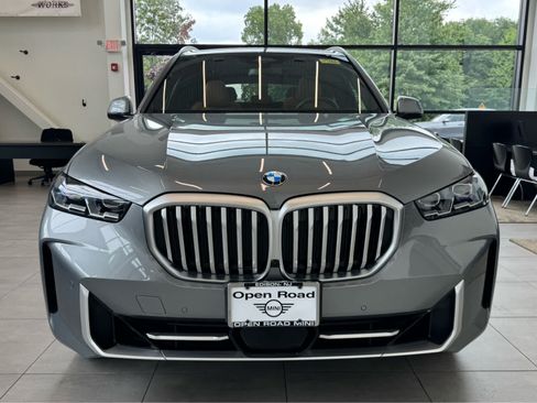 Used 2024 BMW X5 xDrive40i w/ Premium Package AWD/4WD image 3