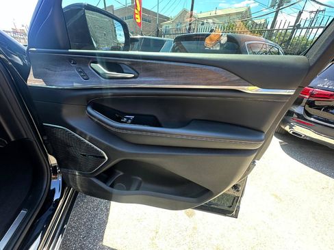 Used 2021 Jeep Grand Cherokee L Overland w/ Luxury Tech Group IV AWD/4WD image 22