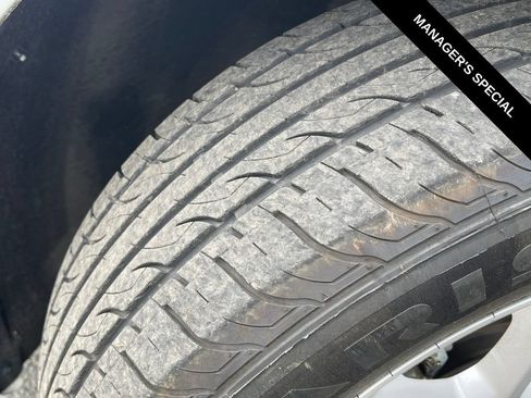 Used 2023 Chrysler Pacifica Touring-L FWD image 11
