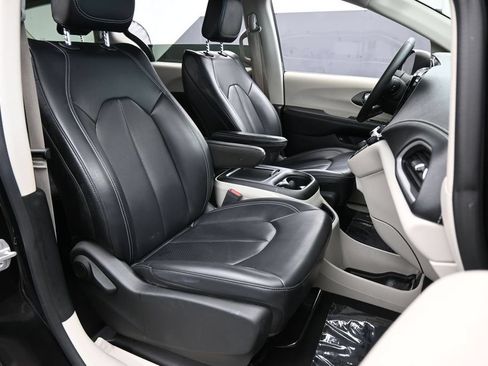 Used 2023 Chrysler Pacifica Touring-L FWD image 50