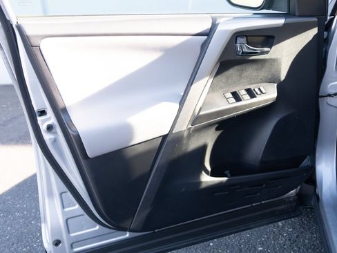 Used 2017 Toyota RAV4 XLE AWD/4WD image 13
