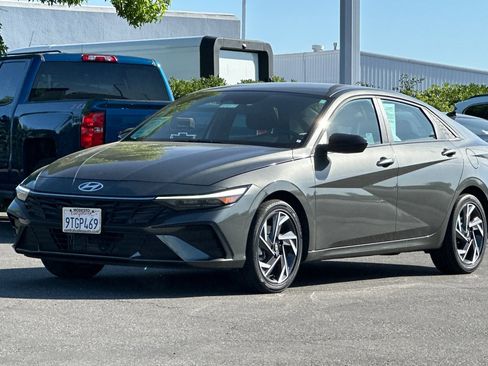 Used 2025 Hyundai Elantra SEL w/ Cargo Package FWD image 8