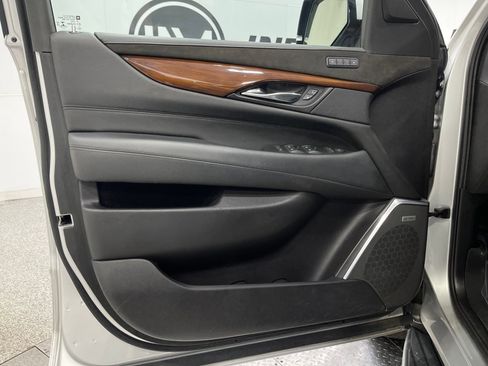 Used 2020 Cadillac Escalade Luxury w/ LPO, Radiant Package AWD/4WD image 15