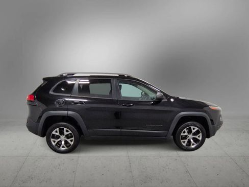 Used 2017 Jeep Cherokee Trailhawk image 9