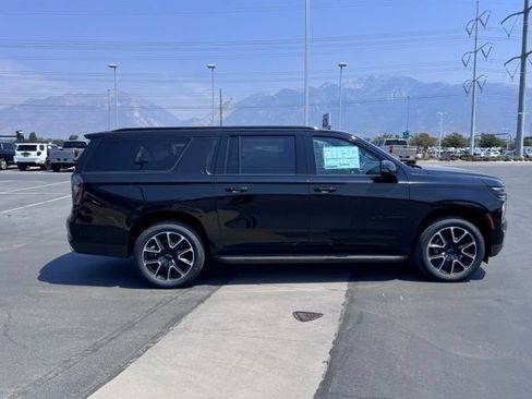 New 2026 Chevrolet Suburban RST w/ RST Capability Package AWD/4WD image 7