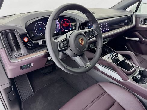 New 2025 Porsche Cayenne Coupe image 4