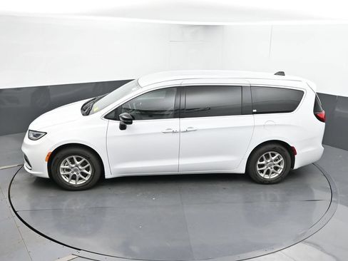 Used 2025 Chrysler Pacifica Select FWD image 36