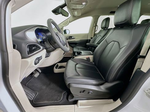 Used 2024 Chrysler Pacifica Touring-L image 13