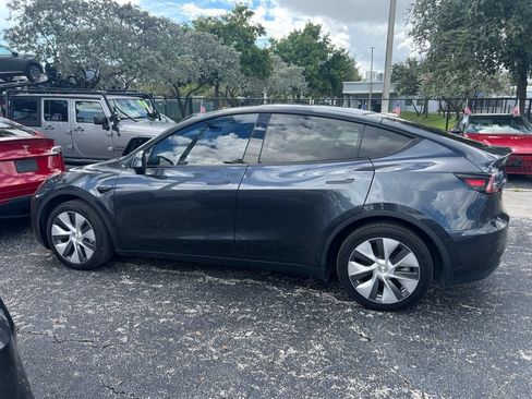 Used 2024 Tesla Model Y Long Range AWD/4WD image 4