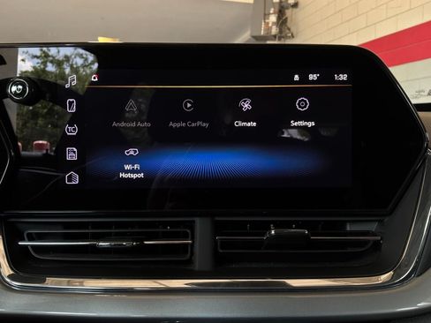 Used 2025 Chevrolet Trax LT FWD image 27