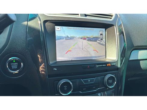 Used 2017 Ford Explorer XLT w/ Equipment Group 202A AWD/4WD image 19