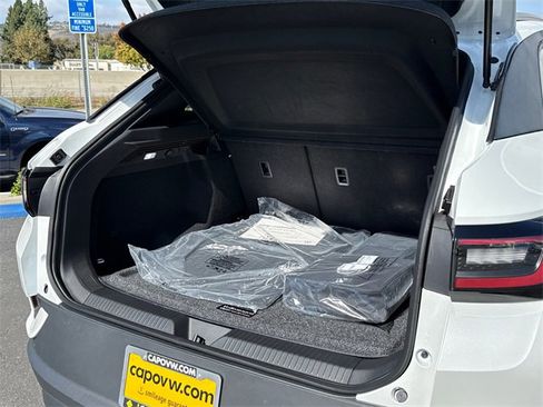 New 2025 Volkswagen ID.4 Pro image 16