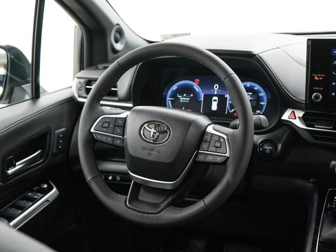 Used 2025 Toyota Sienna Limited AWD/4WD image 15