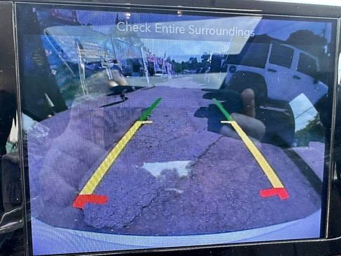 Used 2017 Chrysler Pacifica Limited FWD image 12