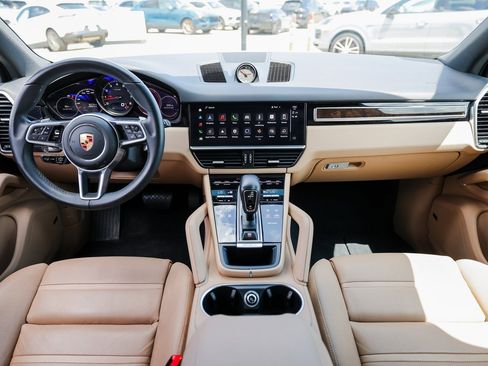 Certified 2023 Porsche Cayenne Platinum Edition image 24