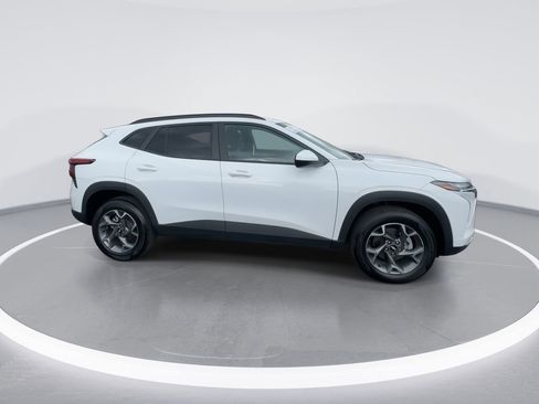 Used 2025 Chevrolet Trax LT w/ LT Convenience Package image 9