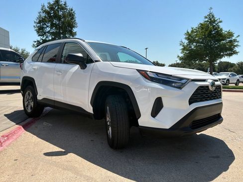Used 2025 Toyota RAV4 LE AWD/4WD image 4