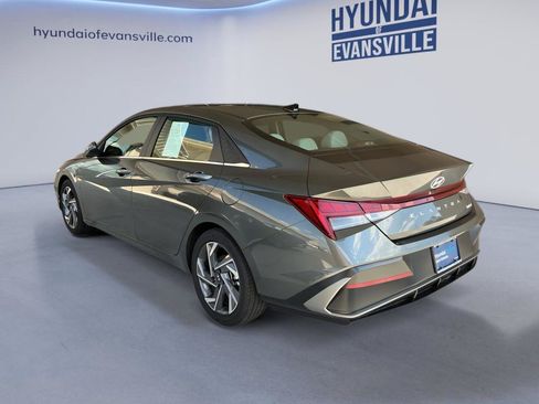 Certified 2025 Hyundai Elantra Limited FWD image 3